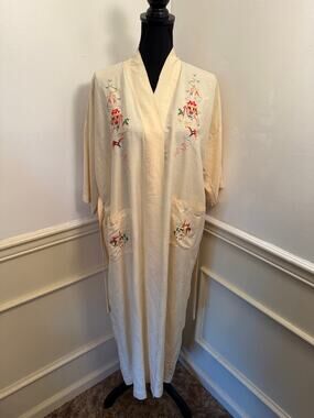 Vintage Pearls 100% Silk Hand Embroidered Kimono Duster Robe Ivory Pagoda Belted